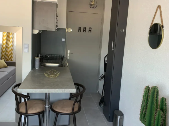 Studio rénové à vendre aux Sablettes 