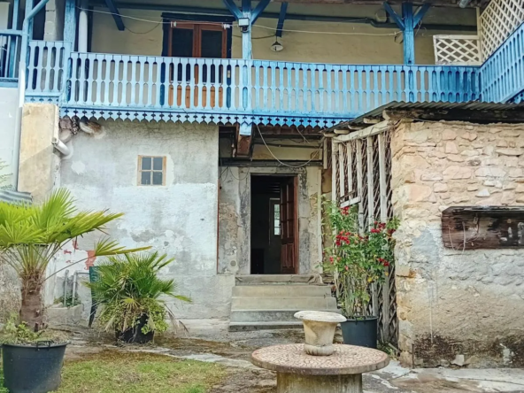 Charmante Propriété Béarnaise avec Maison et Grange à Lasseube 