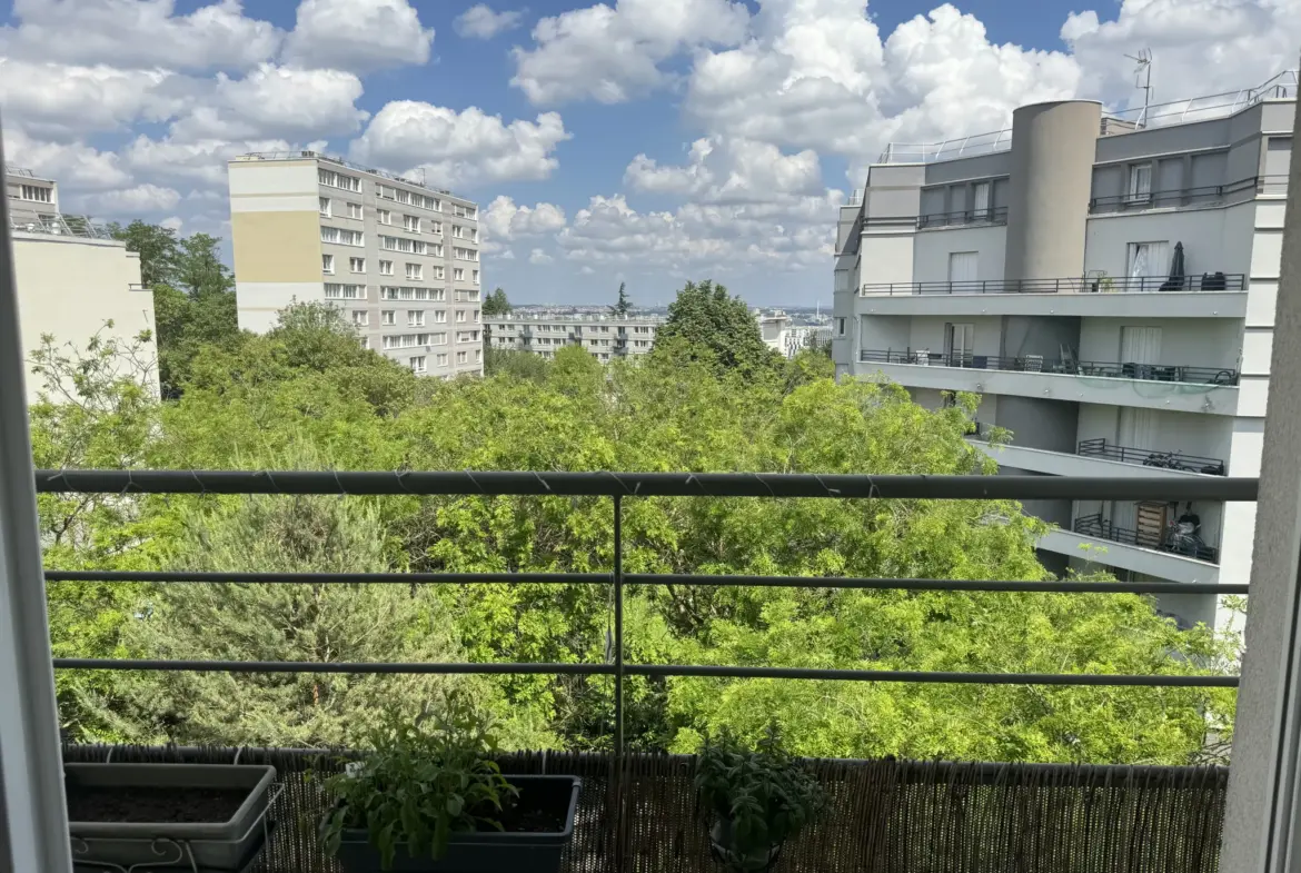 Appartement T2 avec balcon filant et terrasse sur jardin calme à Villejuif 