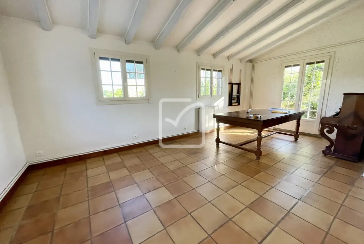 Grande maison avec piscine sur les hauteurs de Malemort 