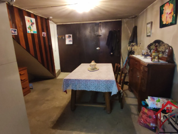 Maison de village avec dépendances et cave voutée à Arlay 