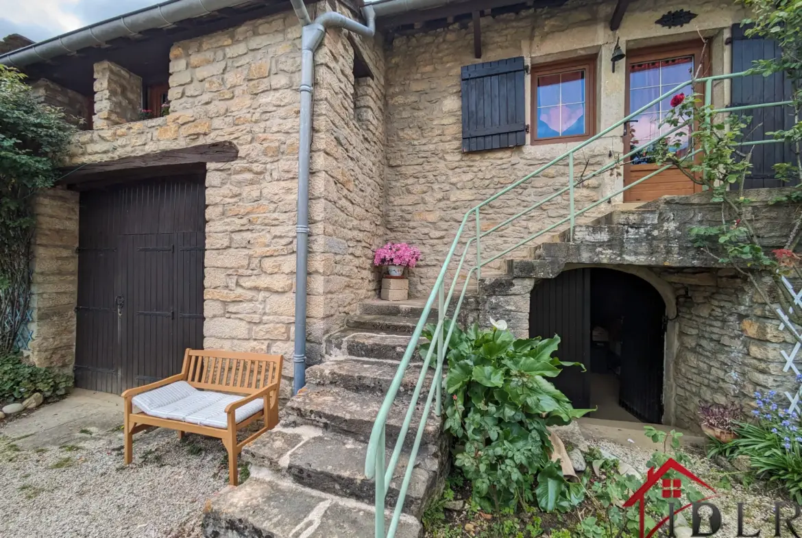 Maison de village avec dépendances et cave voutée à Arlay 