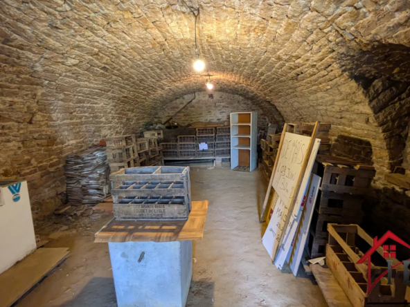Maison de village avec dépendances et cave voutée à Arlay 