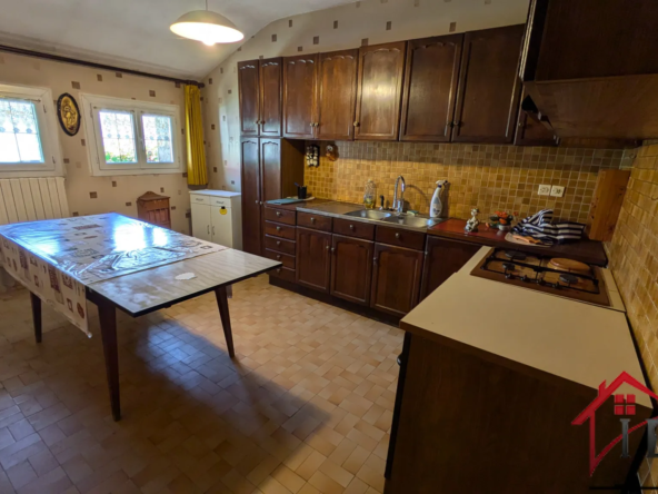 Maison de village avec dépendances et cave voutée à Arlay 