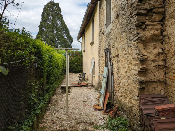 Maison de village avec dépendances et cave voutée à Arlay 