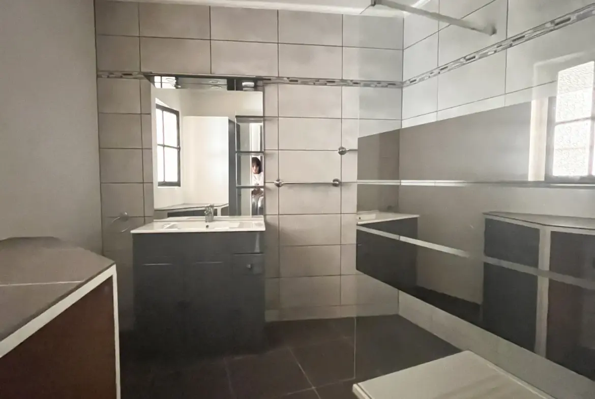 Maison traditionnelle rénovée à Reynes avec jardin et garage 