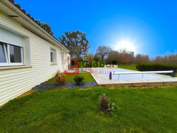 Maison de plain-pied avec piscine et vue dominante à Lelin-Lapujolle 