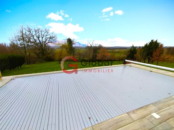 Maison de plain-pied avec piscine et vue dominante à Lelin-Lapujolle 