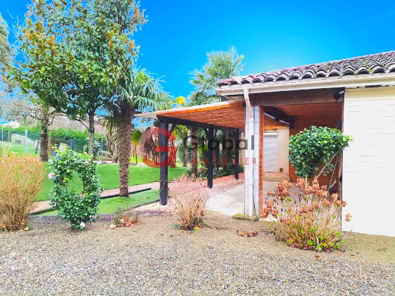 Maison de plain-pied avec piscine et vue dominante à Lelin-Lapujolle 