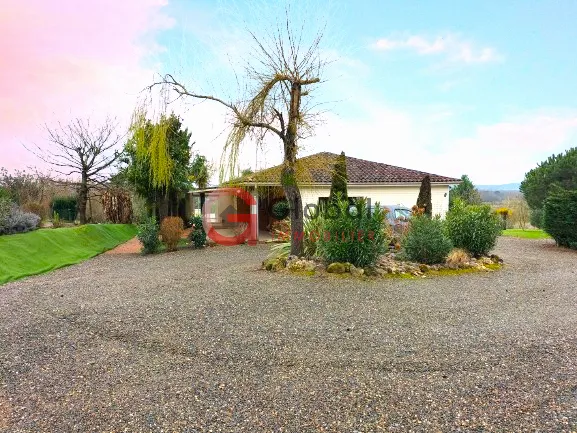 Maison de plain-pied avec piscine et vue dominante à Lelin-Lapujolle 
