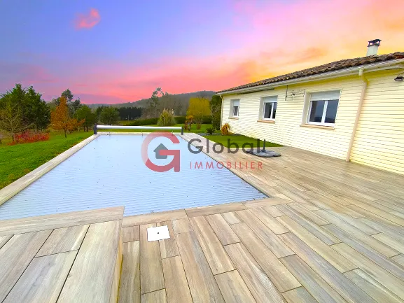 Maison de plain-pied avec piscine et vue dominante à Lelin-Lapujolle