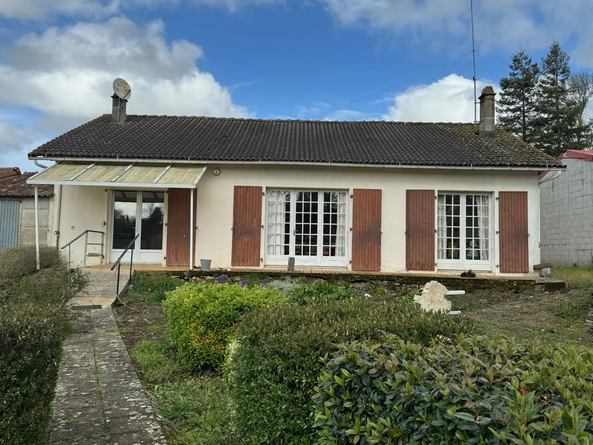 Maison à rénover de plain-pied à Sainte-Hermine, proche du centre-ville 