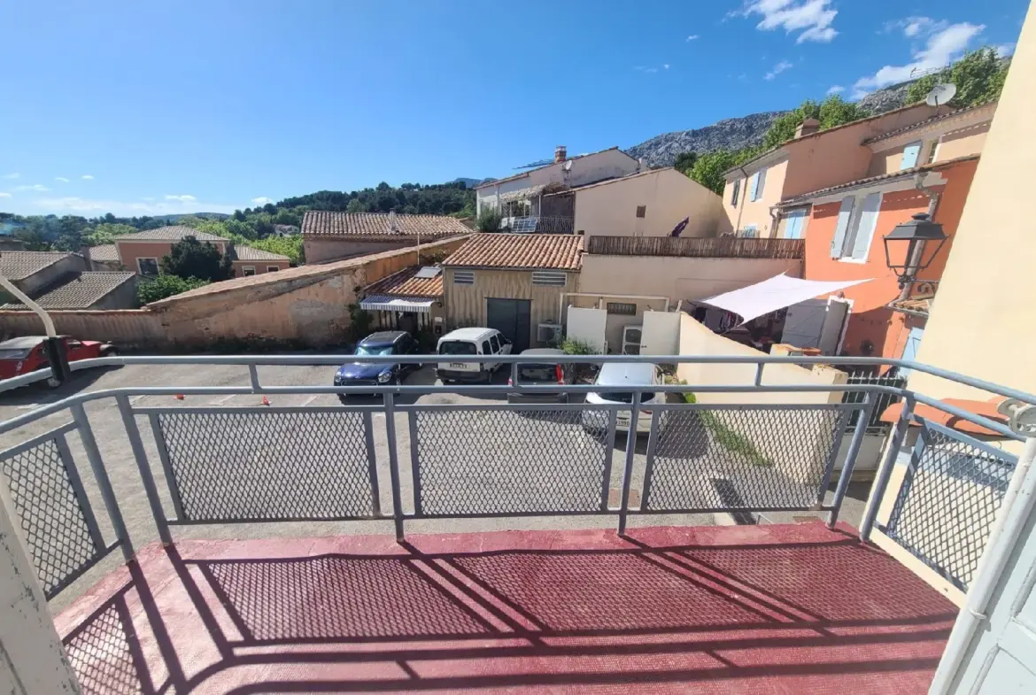 Maison de village à Puyloubier avec balcon et garage 