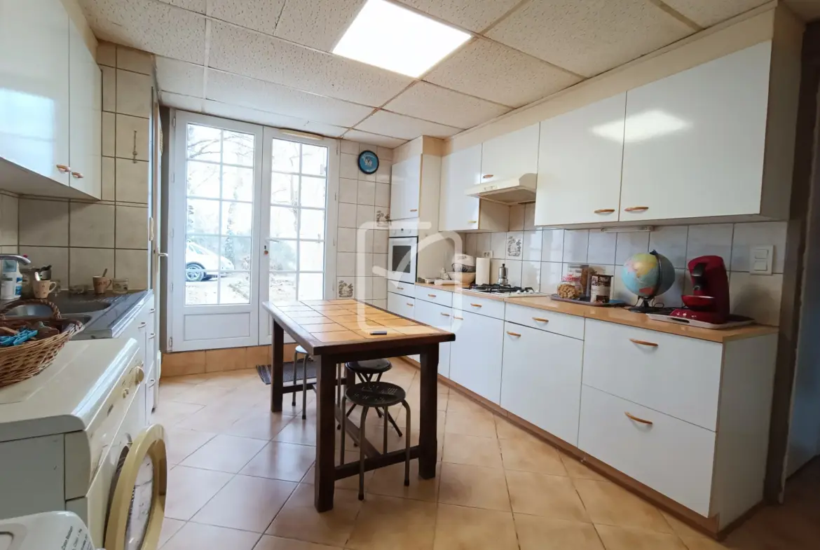 Maison de plain-pied avec sous-sol semi-enterré à Dussac 