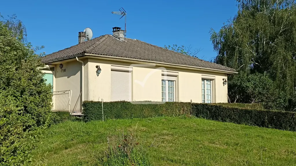 Maison de plain-pied avec sous-sol semi-enterré à Dussac