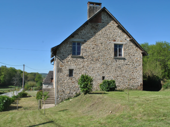 Maison de Caractère à Sexcles - 5 Chambres et Jardin Spacieux 