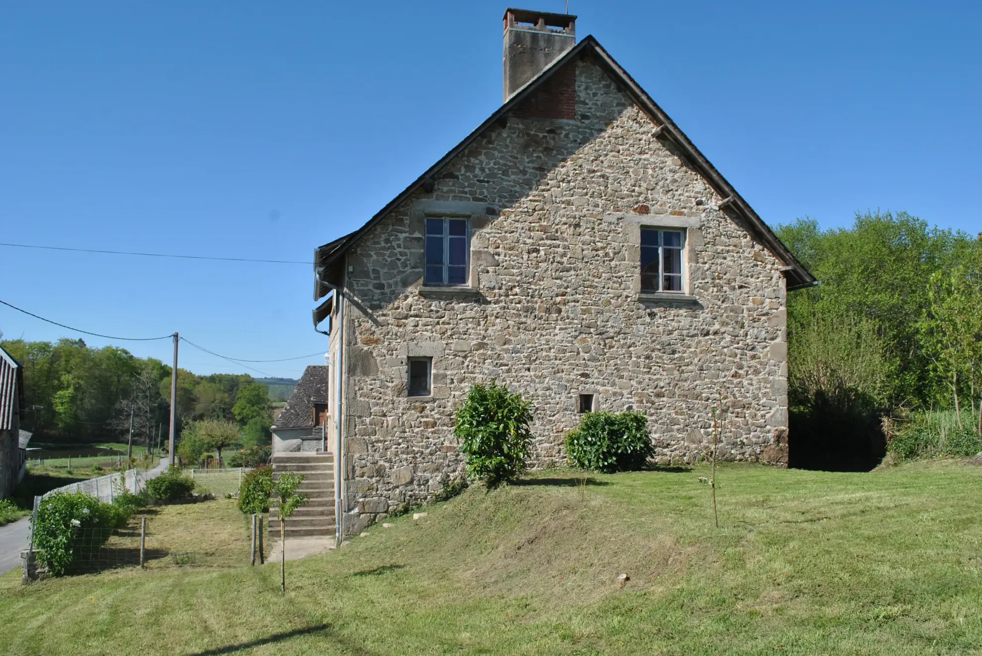 Maison de Caractère à Sexcles - 5 Chambres et Jardin Spacieux 