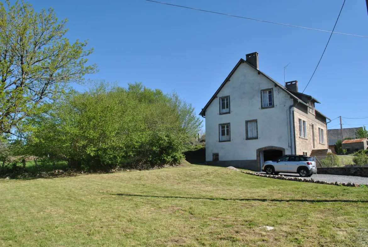 Maison de Caractère à Sexcles - 5 Chambres et Jardin Spacieux 