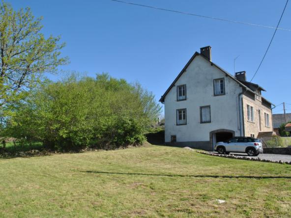 Maison de Caractère à Sexcles - 5 Chambres et Jardin Spacieux 