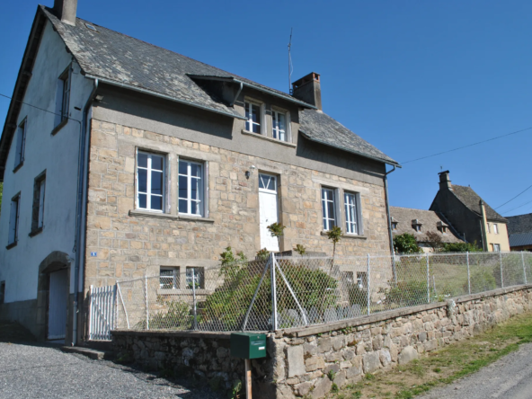 Maison de Caractère à Sexcles - 5 Chambres et Jardin Spacieux 