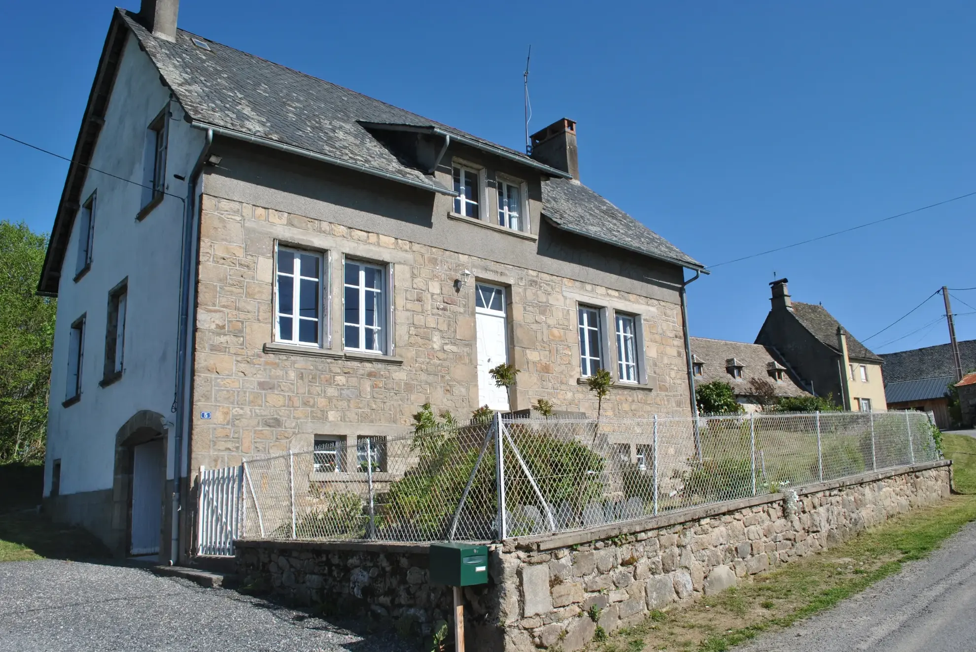 Maison de Caractère à Sexcles - 5 Chambres et Jardin Spacieux 