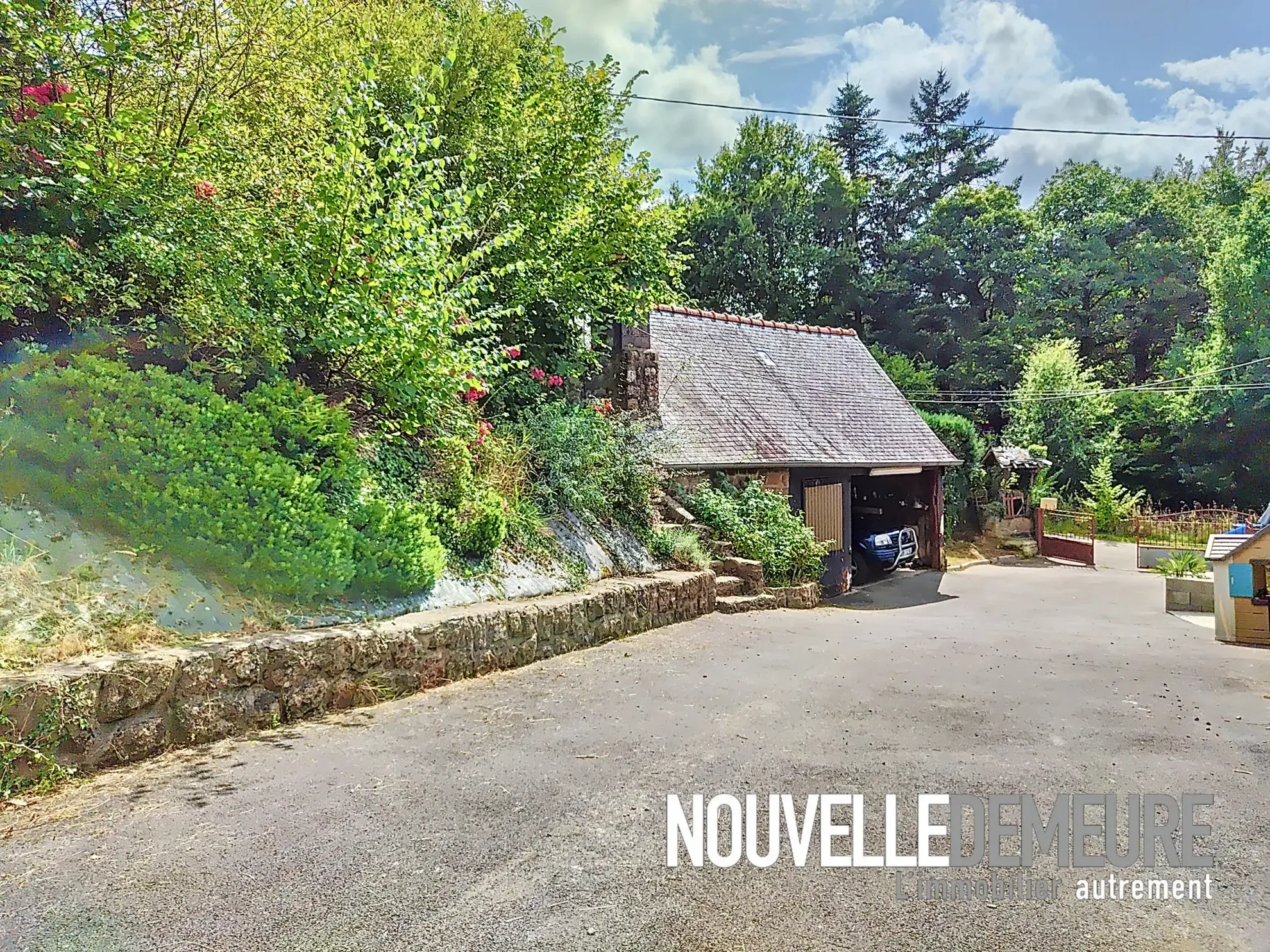 Longère à vendre à Saint Etienne en Cogles - 3 chambres et grand terrain 