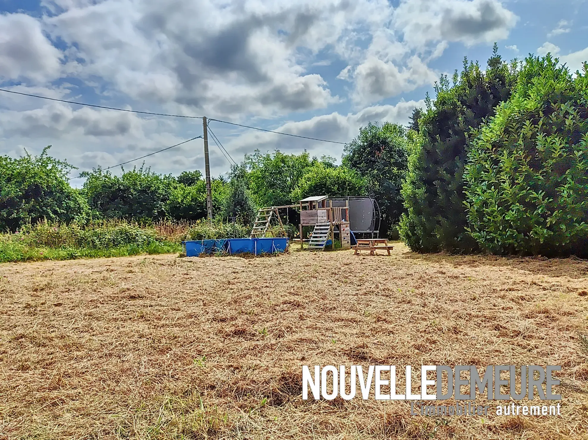 Longère à vendre à Saint Etienne en Cogles - 3 chambres et grand terrain 