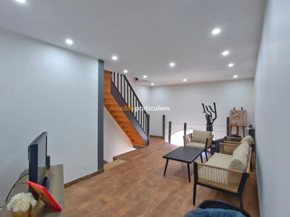 Maison mitoyenne rénovée à Dole - 7 chambres avec jardin 