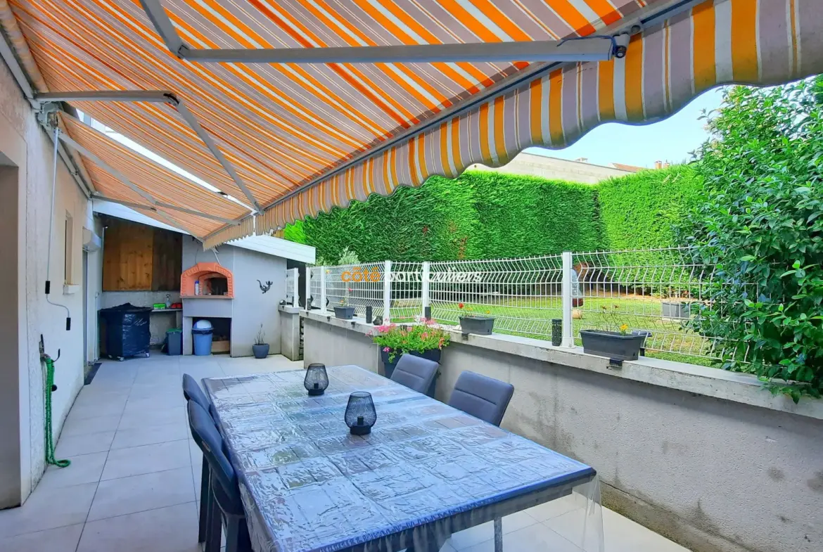 Maison mitoyenne rénovée à Dole - 7 chambres avec jardin 