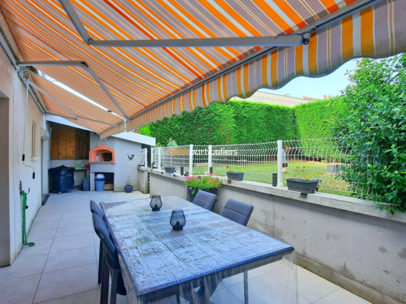 Maison mitoyenne rénovée à Dole - 7 chambres avec jardin 