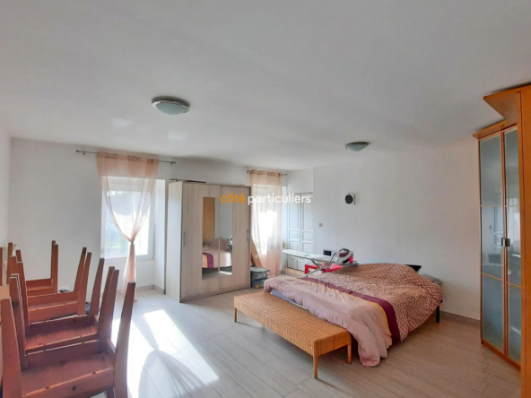 Maison mitoyenne rénovée à Dole - 7 chambres avec jardin 