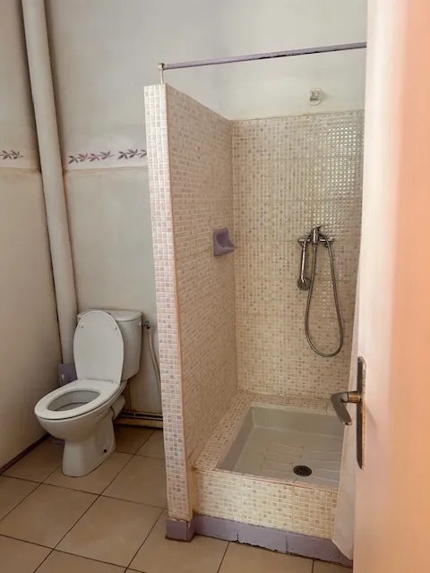 Maison avec jardin et 2 appartements T2 dans une impasse à Toulon Ouest 