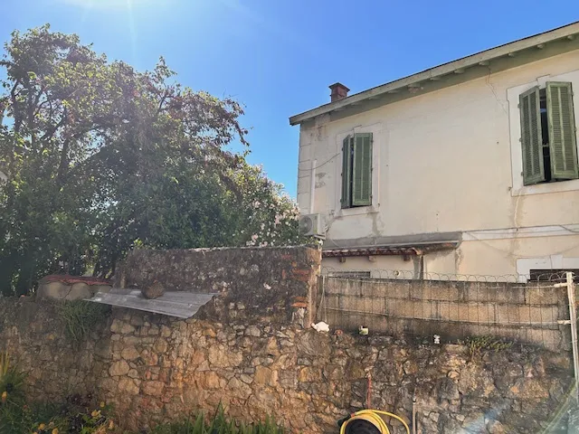 Maison avec jardin et 2 appartements T2 dans une impasse à Toulon Ouest 
