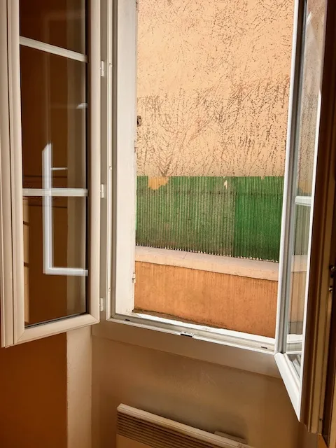 Maison avec jardin et 2 appartements T2 dans une impasse à Toulon Ouest 