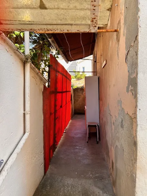 Maison avec jardin et 2 appartements T2 dans une impasse à Toulon Ouest 
