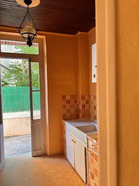 Maison avec jardin et 2 appartements T2 dans une impasse à Toulon Ouest 