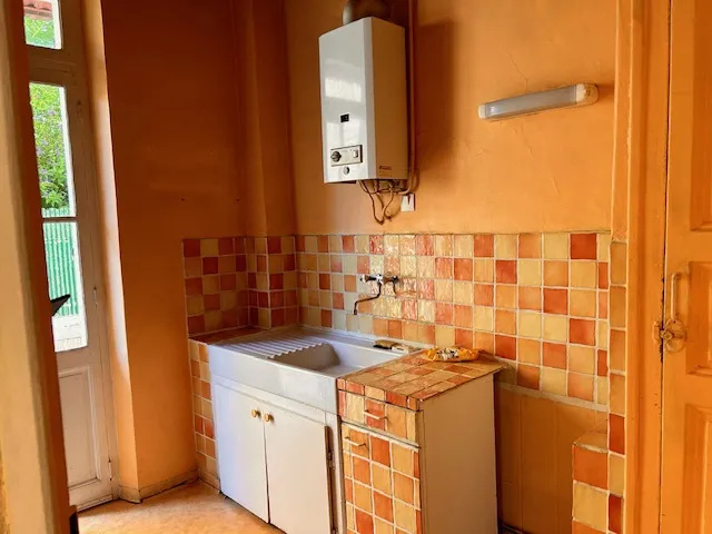 Maison avec jardin et 2 appartements T2 dans une impasse à Toulon Ouest 
