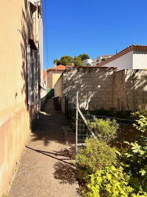 Maison avec jardin et 2 appartements T2 dans une impasse à Toulon Ouest 