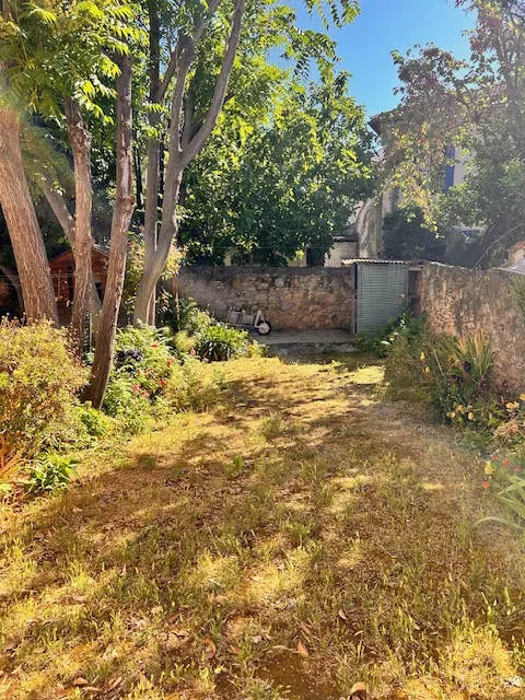 Maison avec jardin et 2 appartements T2 dans une impasse à Toulon Ouest 