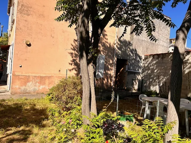 Maison avec jardin et 2 appartements T2 dans une impasse à Toulon Ouest 