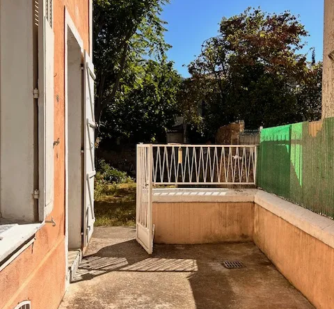 Maison avec jardin et 2 appartements T2 dans une impasse à Toulon Ouest