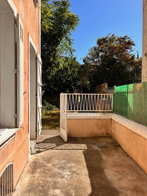 Maison avec jardin et 2 appartements T2 dans une impasse à Toulon Ouest 