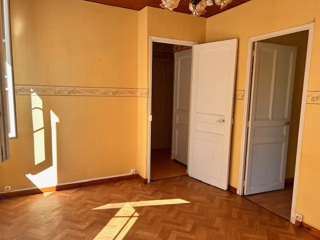 Maison avec jardin et 2 appartements T2 dans une impasse à Toulon Ouest 