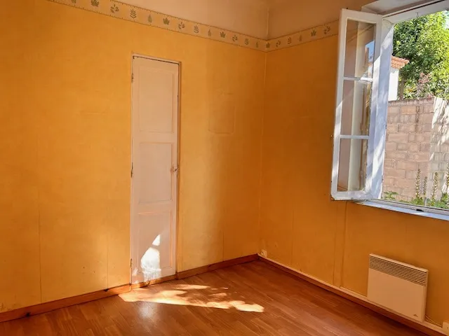 Maison avec jardin et 2 appartements T2 dans une impasse à Toulon Ouest 