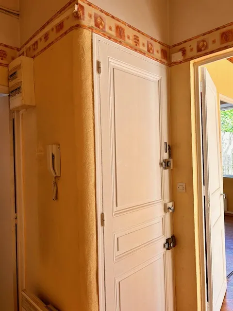 Maison avec jardin et 2 appartements T2 dans une impasse à Toulon Ouest 