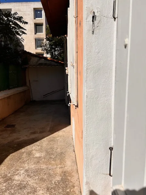Maison avec jardin et 2 appartements T2 dans une impasse à Toulon Ouest 