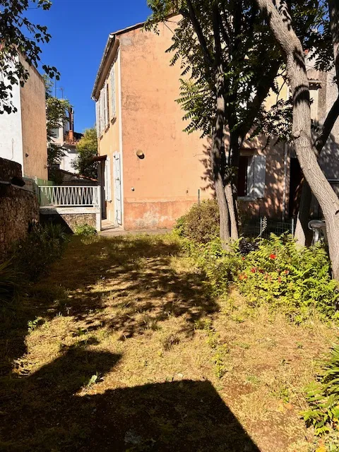 Maison avec jardin et 2 appartements T2 dans une impasse à Toulon Ouest 