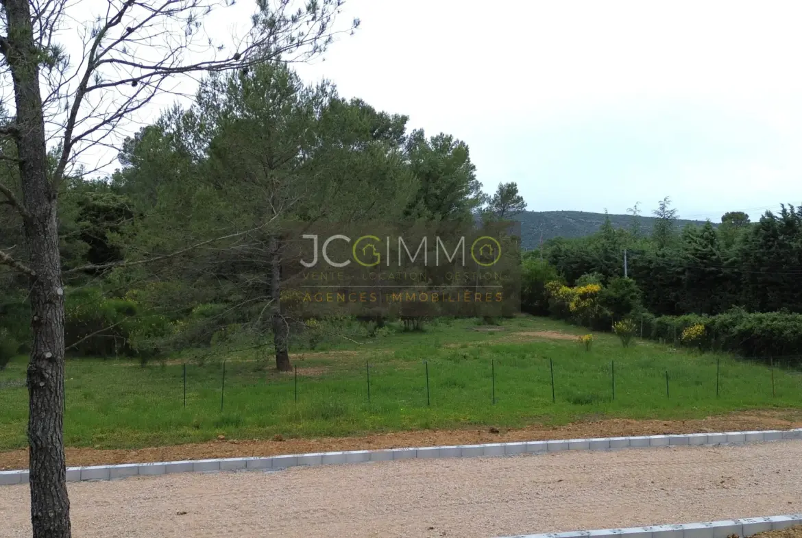 Terrain viabilisé de 1243 m² à Méounes Les Montrieux 