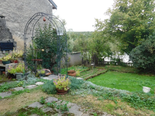 Grande Maison avec Jardin et Garage à Ugny-sur-Meuse 