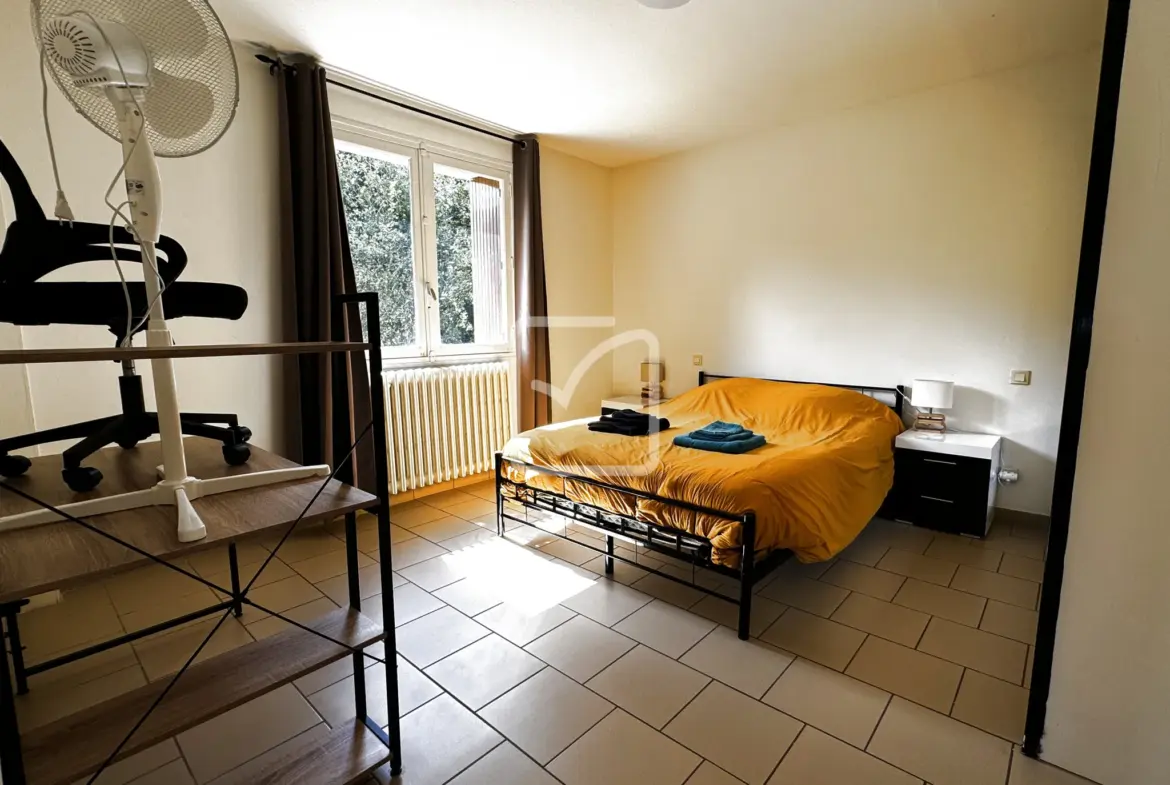 Charmante maison des années 60 avec 4 chambres et grand terrain à Gourdon 